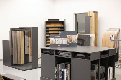 Bischoff Neu-Anspach Grävenwiesbach Baudekoration Baugestaltung Dienstleisung Service Ausstellung Tisch